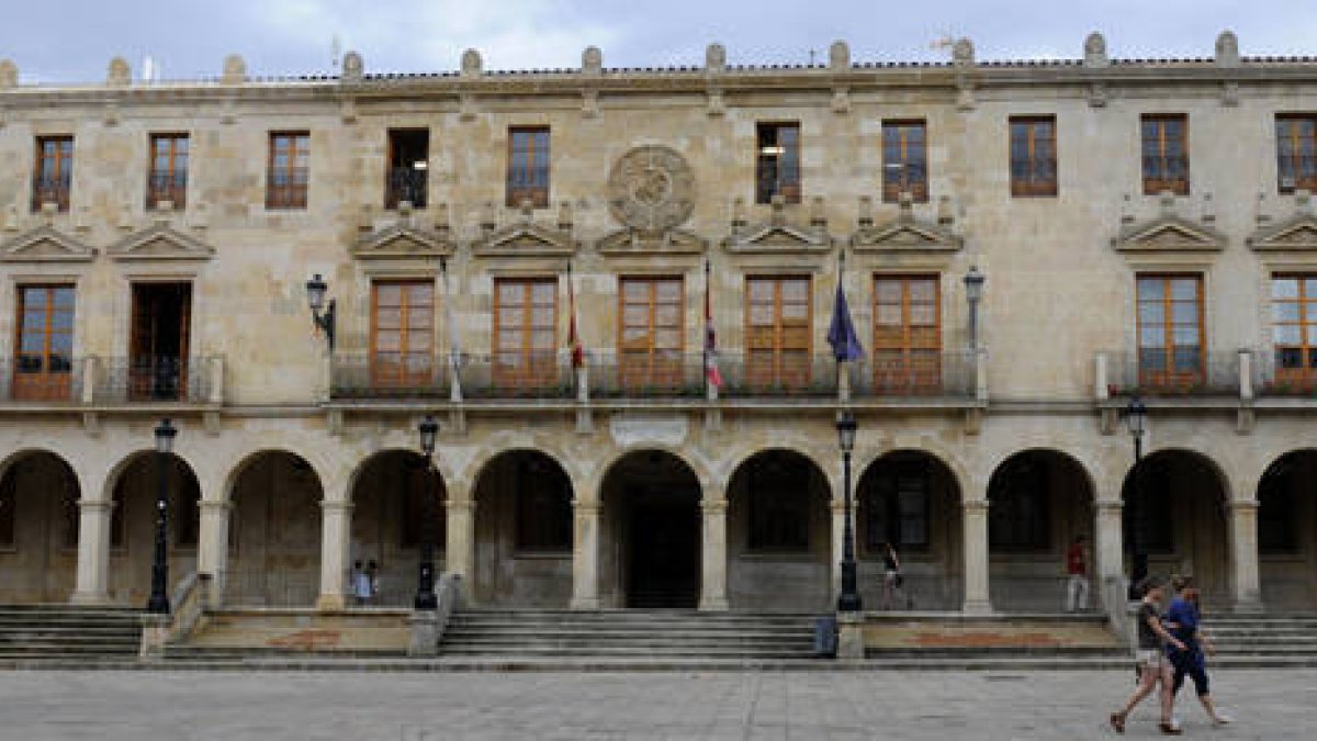 Fachada del Ayuntamiento de Soria. / VALENTÍN GUISANDE-
