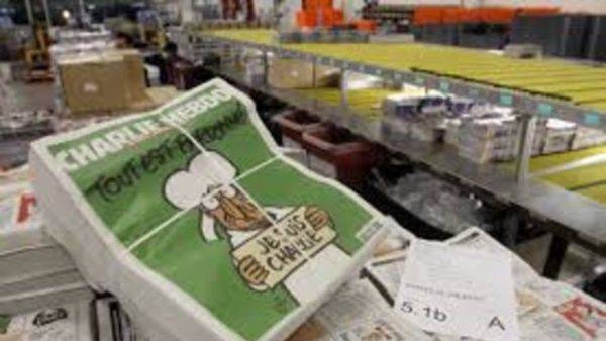 El primer número de 'Charlie Hebdo' tras los atentados, en venta.-