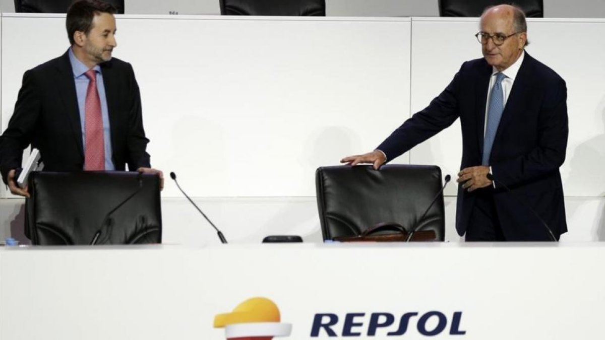 El presidente de Repsol, Antoni Brufau (derecha), y el consejero delegado, Josu Jon Imaz, en la junta de accionistas.-EFE / CHEMA MOYA