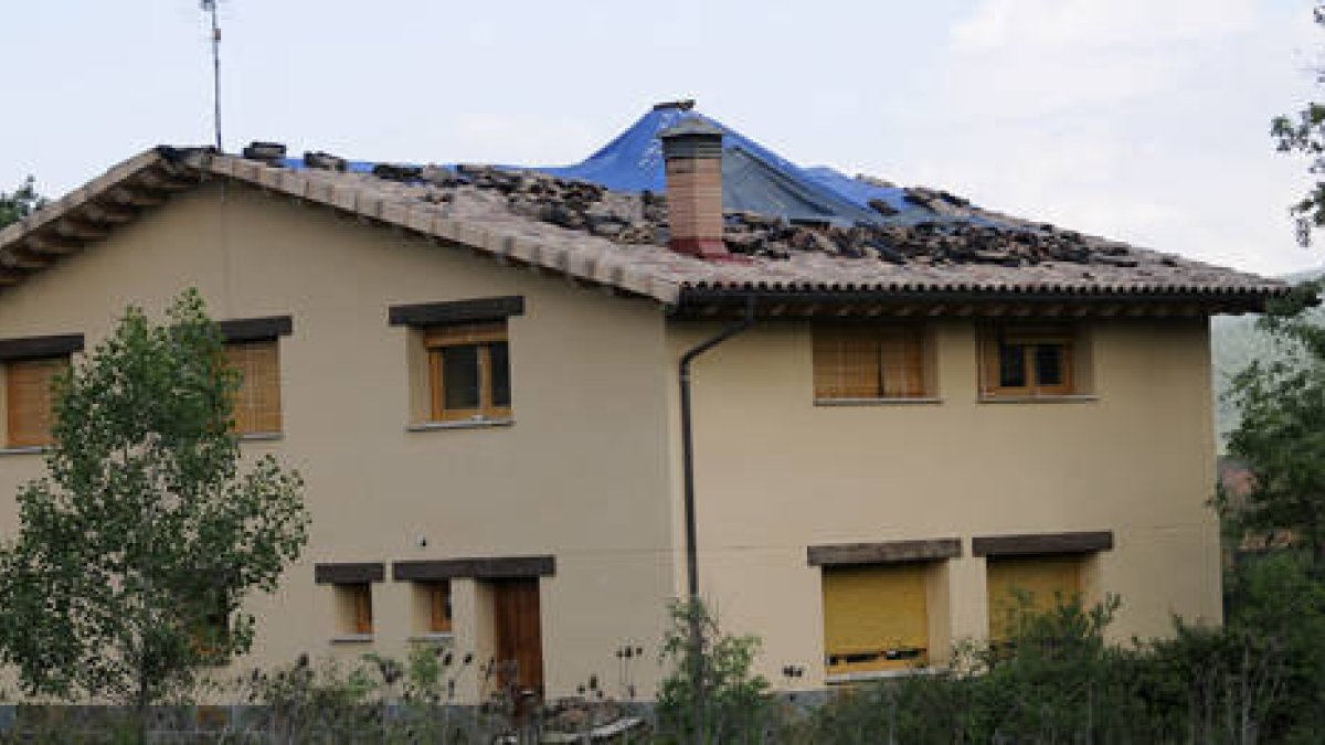 Estado en el que quedó la vivienda tras el incendio de la madrugada del sábado. / ÚRSULA SIERRA-