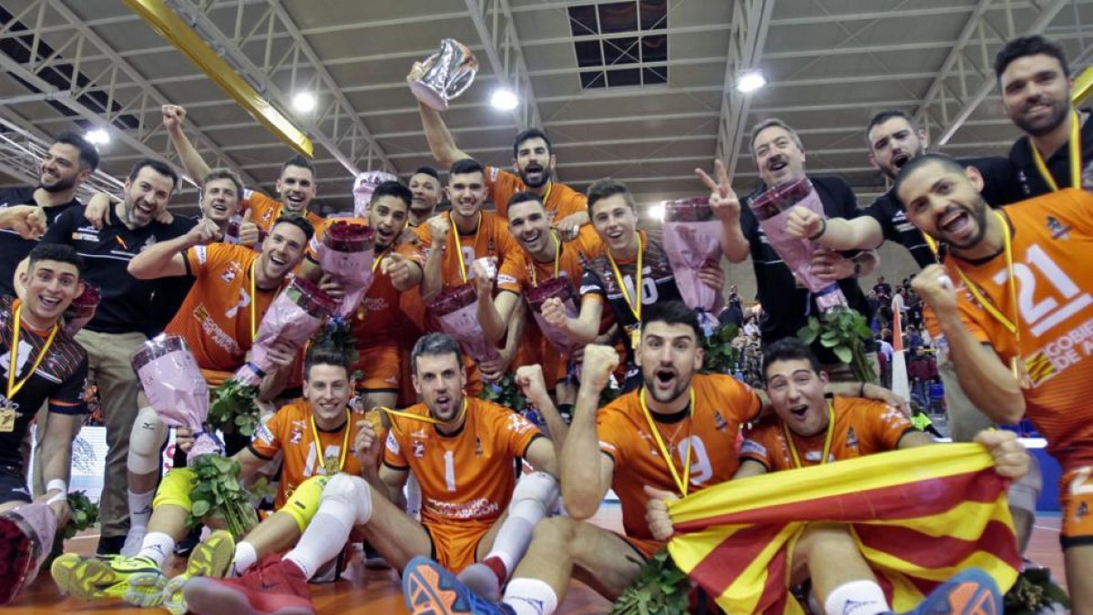 El equipo del CVTeruel festeja en Los Pajaritos las consecución del título de la Copa del Rey, ayer.-MARIO TEJEDOR