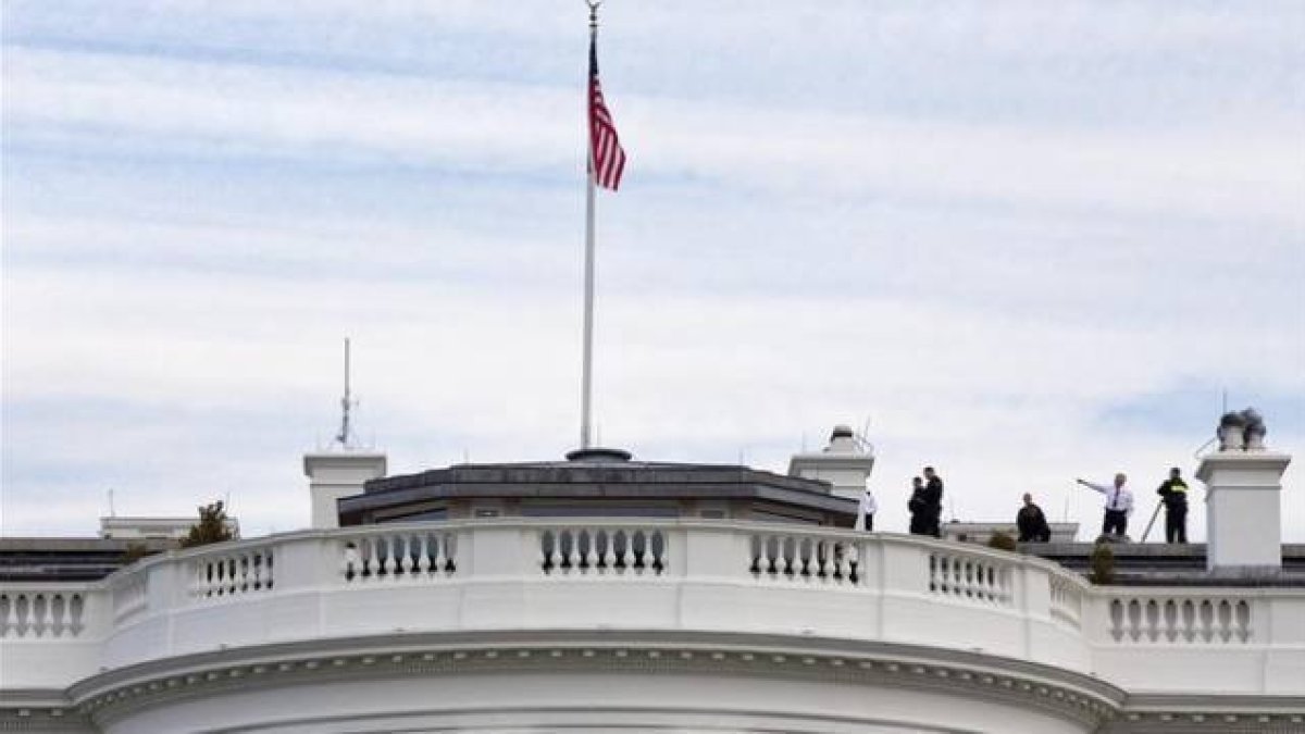 Agentes del Servicio Secreto inspeccionan el tejado de la Casa Blanca, este martes en Washington.-Foto: AP / JACQUELYN MARTIN