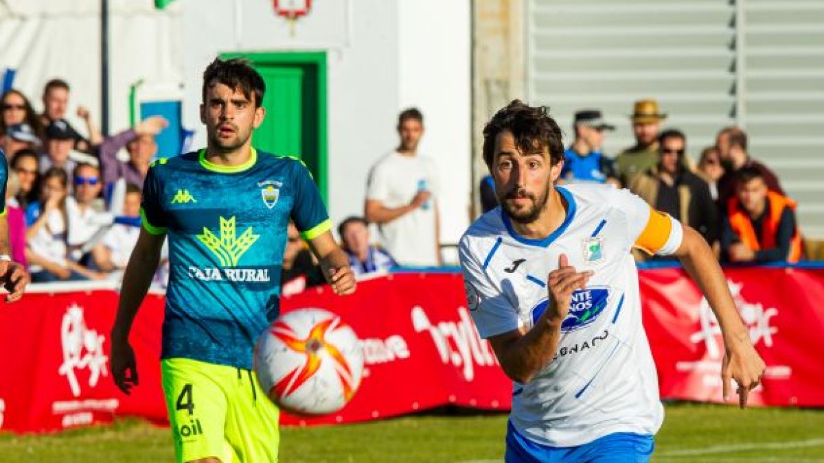 El Almazán quiere encadenar dos victorias para meterse en la zona alta, en la imagen el capitán Anto. HDS