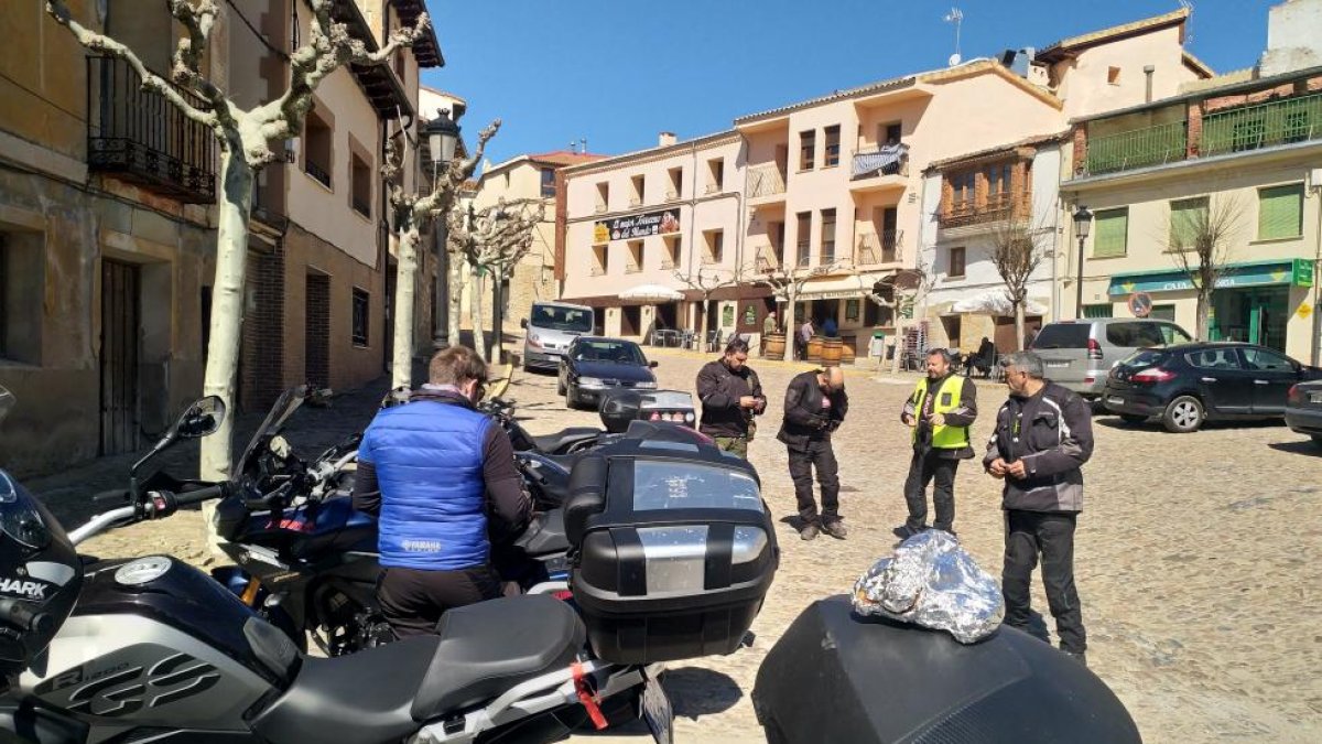 El grupo motero Almuercers, en una edición del Torrezno Raid previa a la pandemia. HDS