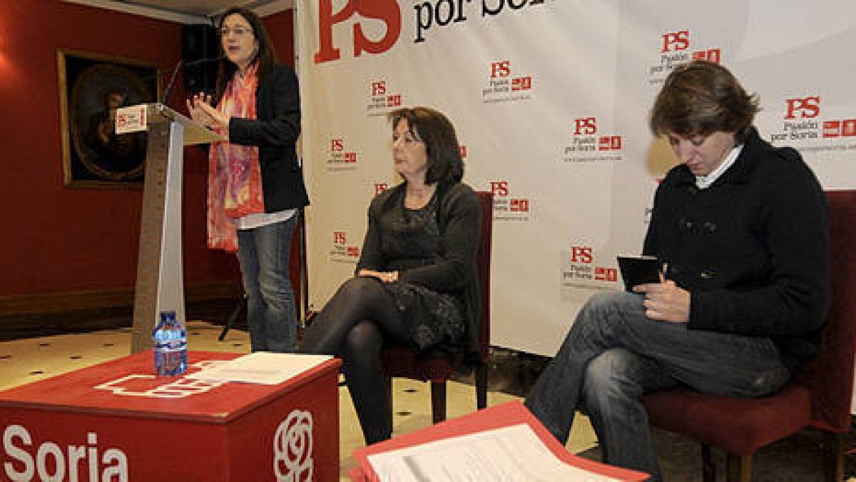 Soraya Rodríguez durante su intervención de ayer acompañada por Rosa Romero y Carlos Martínez. / Ú.S.-