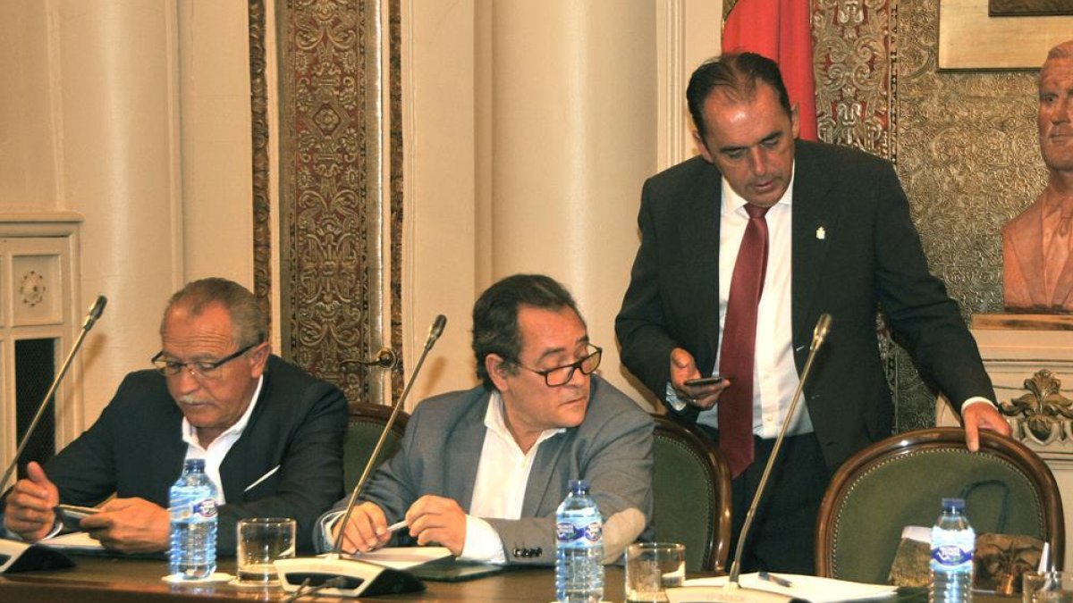 José Antonio de Miguel, Saturnino de Gregorio y Benito Serrano, en un pleno-Mario Tejedor