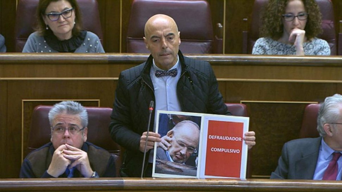 El diputado socialista Antonio Hurtado pide a Montoro explicaciones por el 'caso Rato' en el Congreso.-