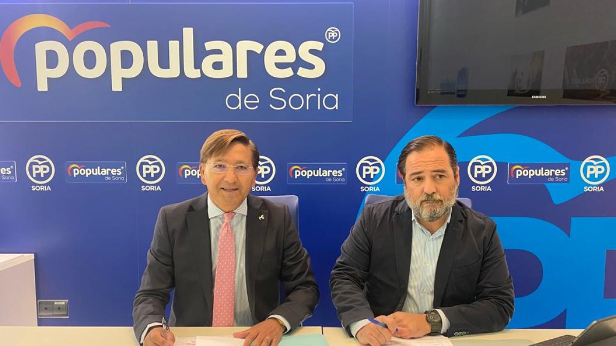 Los senadores Gerardo Martínez y José Manuel Hernando tras presentar las enmiendas. HDS