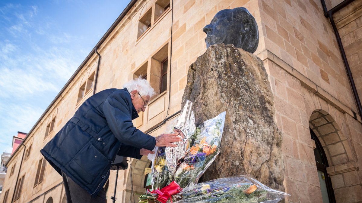 El presidente de la Fundación Antonio Machado coloca flores en el busto del poeta. GONZALO MONTESEGURO