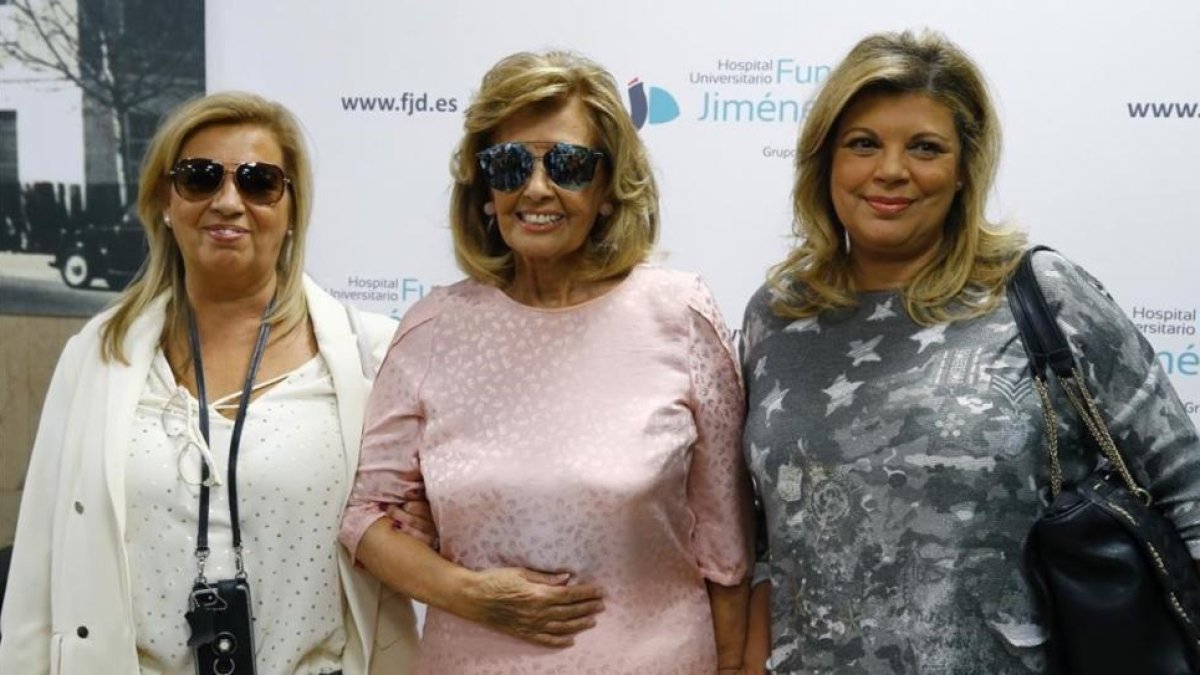 Maria Teresa Campos  acompañada de sus hijas Terelu  y Carmen, a su salida del las Fundacion Jiménez Díaz,  tras recibir el alta medica después de permancer ingresada desde el pasado 16 de mayo cuando sufrió un ictus.-J P GANDUL