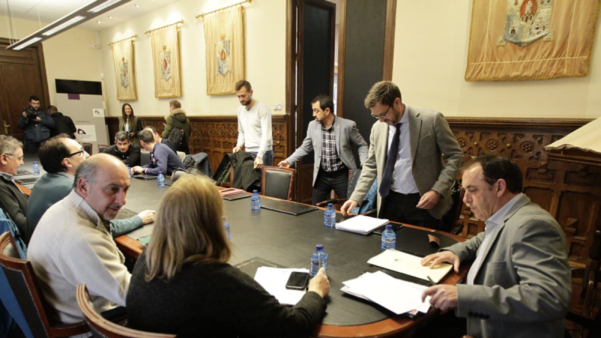Asistentes a la reunión en Diputación.-L.A.T.