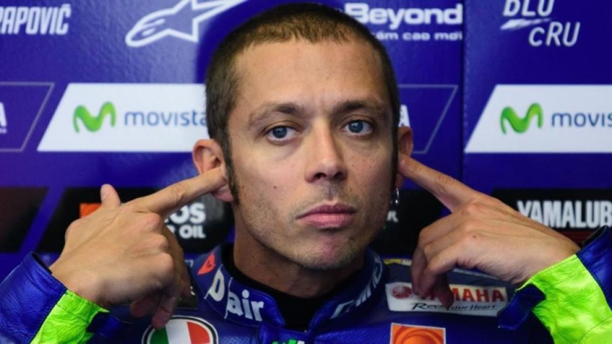 Valentino Rossi se coloca los tapones en sus oídos antes de salir a correr ayer en Spielberg (Austria).-AFP / JURE MAKOVEC