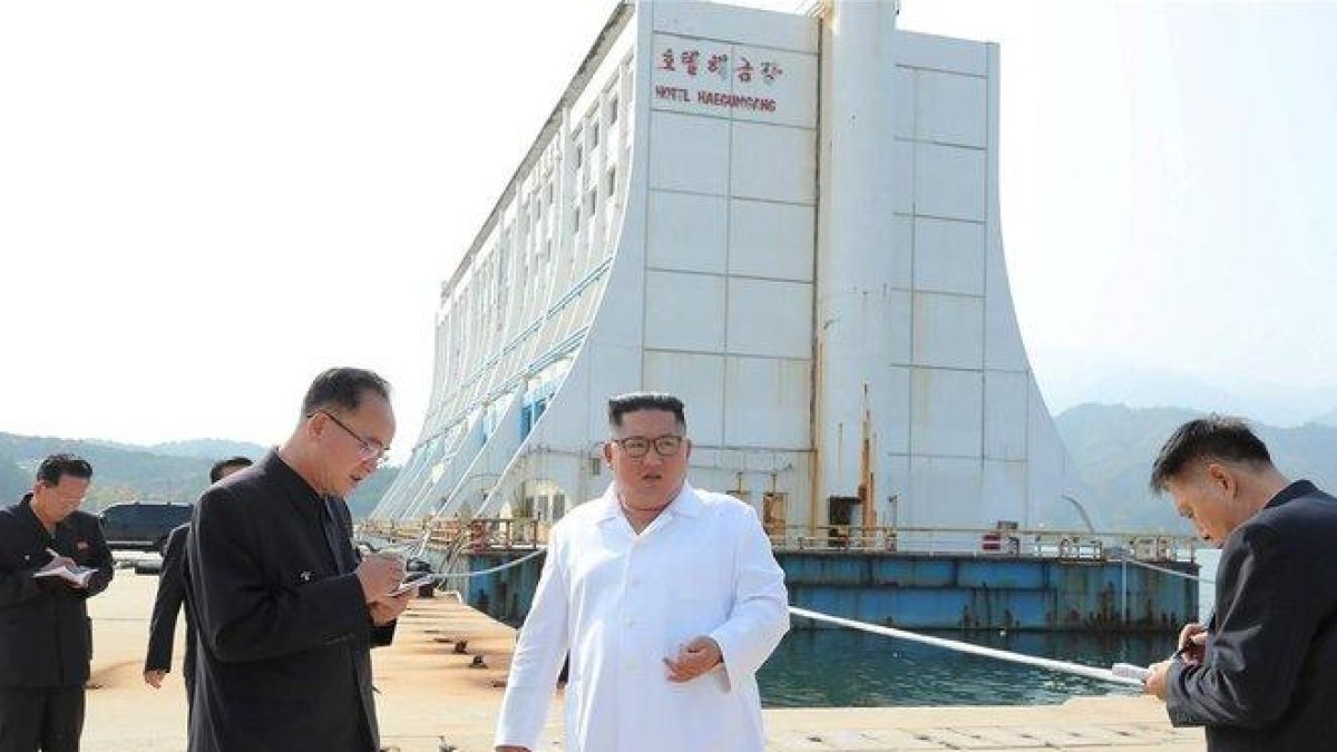 Kim inspecciona el complejo turístico Mount Kumgang en Corea del Norte en una imagen sin fecha.-KCNA (AP)