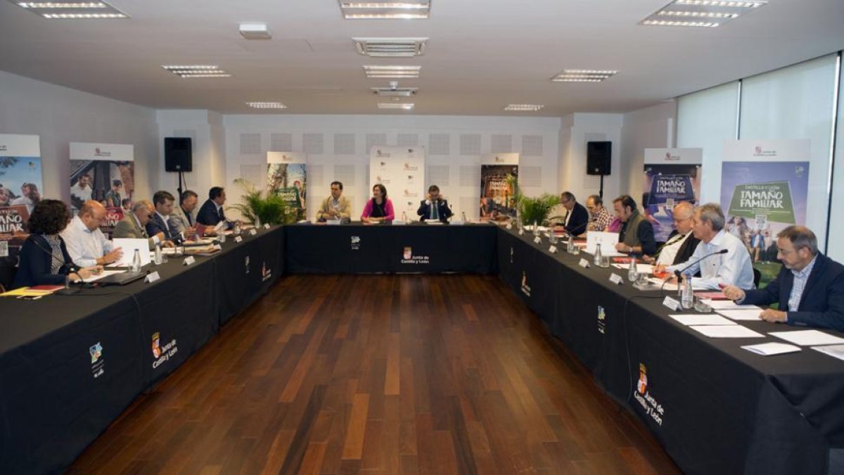 Imagen de la Mesa de la Gastronomía celebrada ayer bajo la presidencia de la consejera María Josefa García Cirac.-D. S.