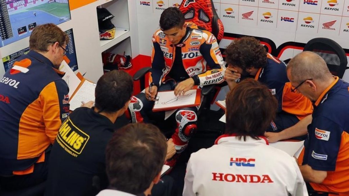 Marc Márquez analiza, en Assen, su telemetria en compañía de su equipo técnico.-JAIME OLIVARES
