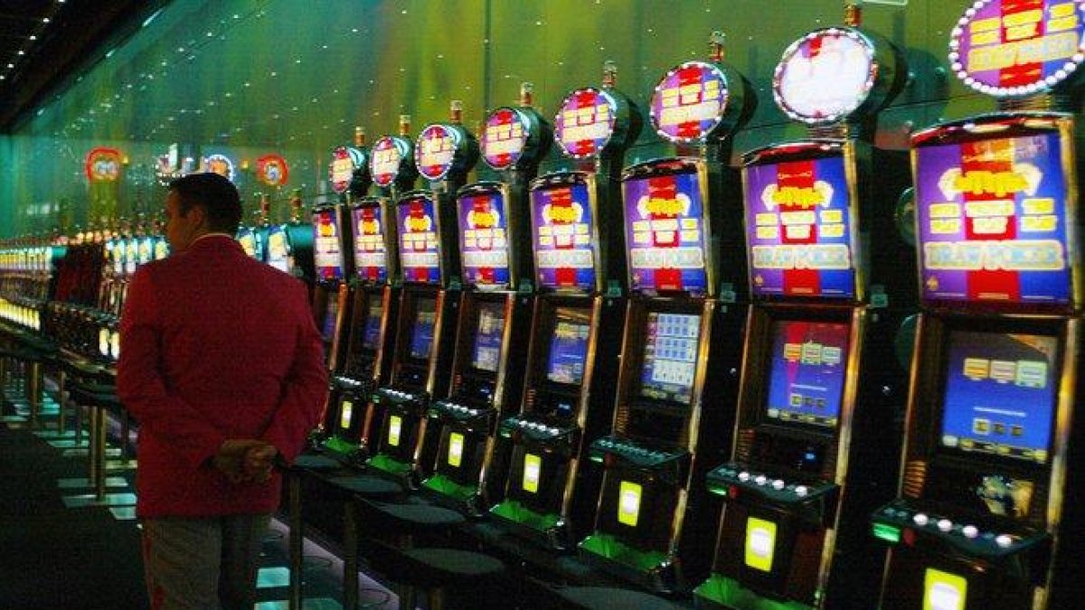 El gobernante indicó que las apuestas en el referido casino se podrán realizar en moneda convertible.-AFP