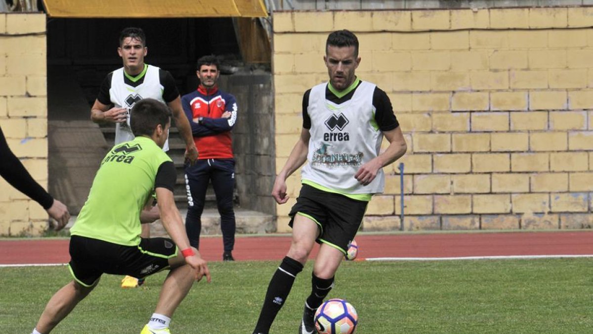 Julio Álvarez entrenó ayer junto a sus compañeros en el anexo.-VALENTÍN GUISANDE