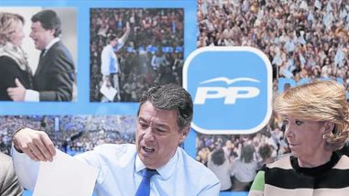 Ignacio González y Esperanza Aguirre, en una reunión de la dirección del PP de Madrid, en marzo del 2015.-JOSÉ LUIS ROCA