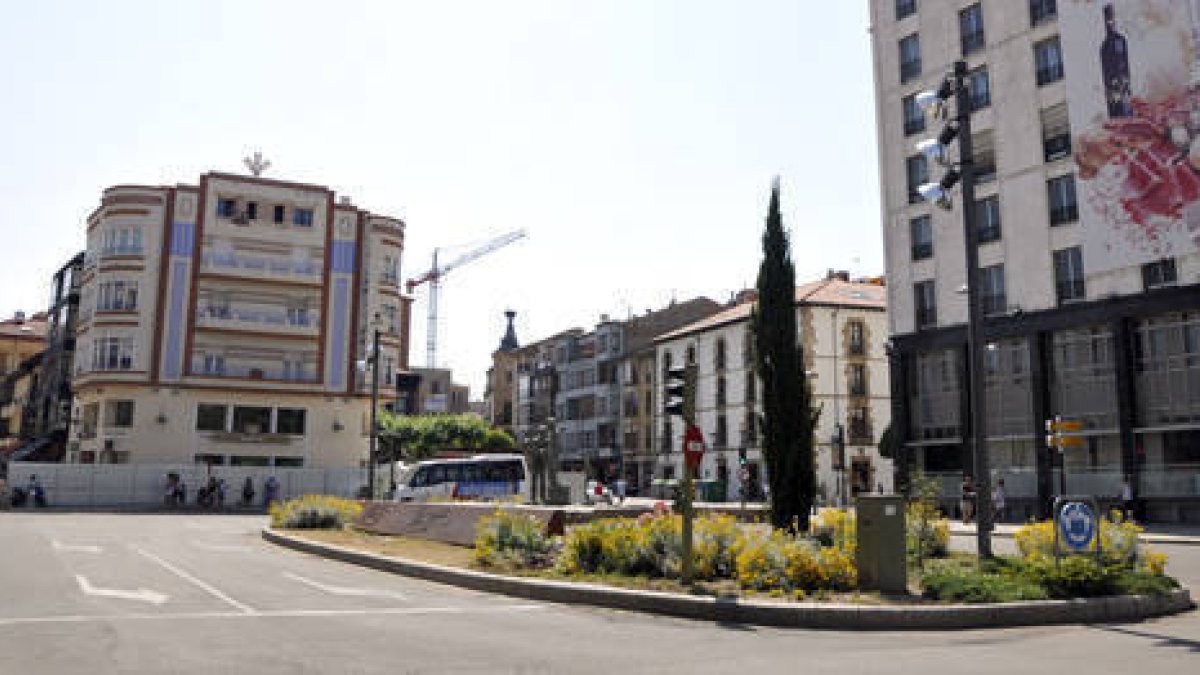 La plaza de Mariano Granados se cierra hoy definitivamente al tráfico. / REPORTAJE GRÁFICO: VALENTÍN GUISANDE-