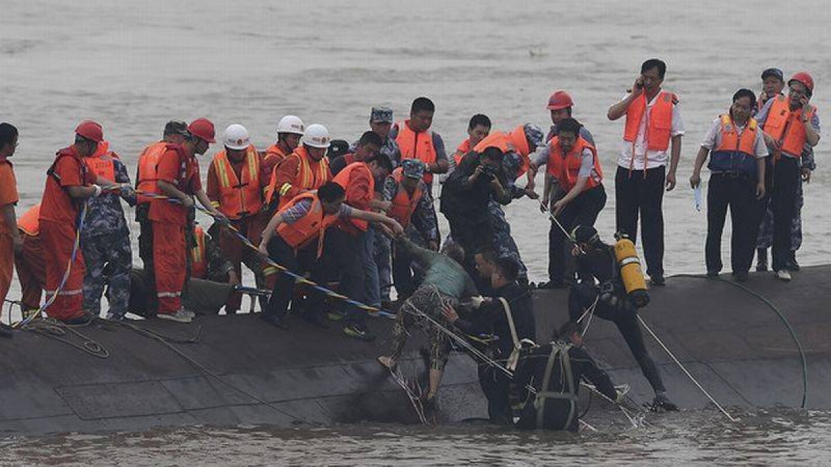 Los equipos de rescate sacan del agua a un superviviente del naufragio en el río Yangtsé.-Foto: AP / CHENG MIN