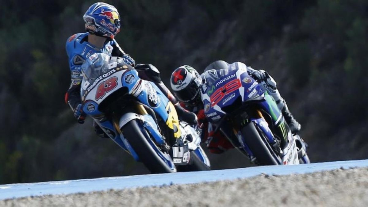 Jorge Lorenzo, por detrás de Jack Miller, este viernes en Jerez.-EFE / ROMÁN RÍOS