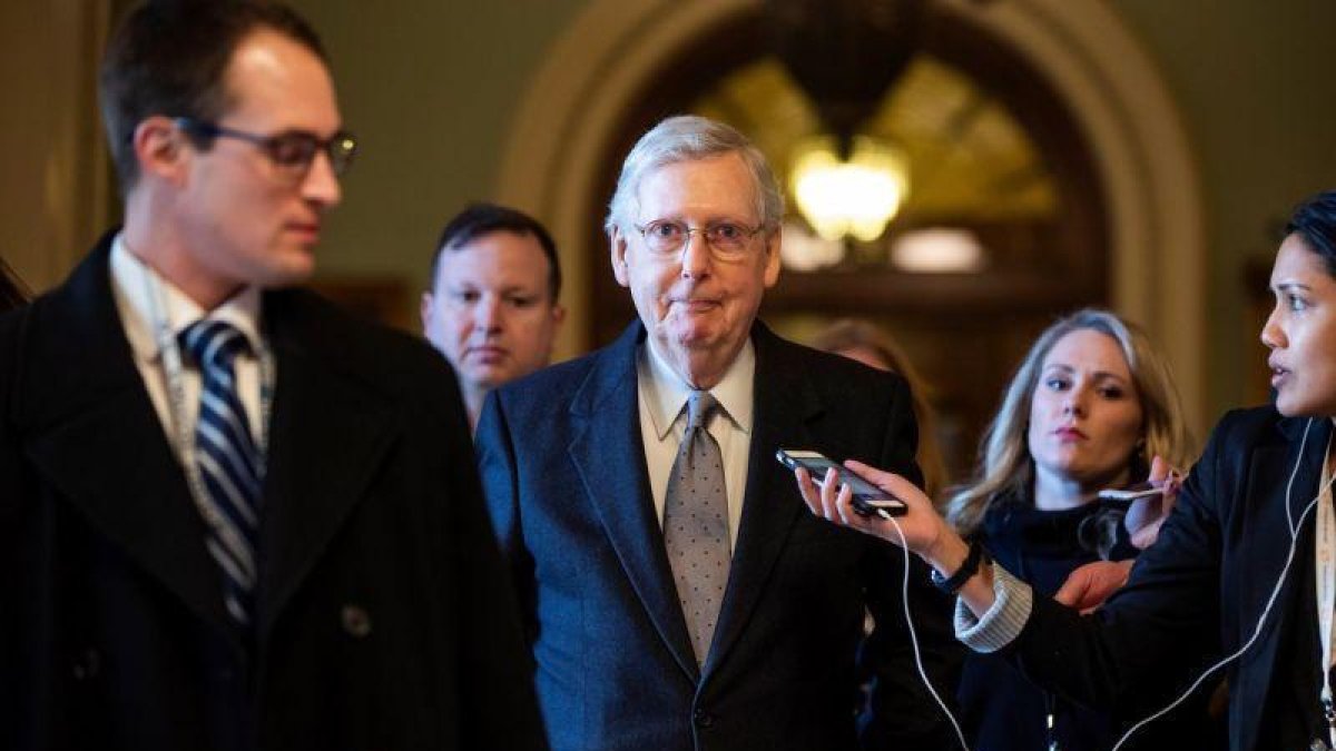 El lider republicano en el Senado de Estados Unidos  Mitch McConnell  conversa con los medios mientras abandona el Capitolio  en Washington, Estados Unidos.-JIM LO SCALZO / EPA