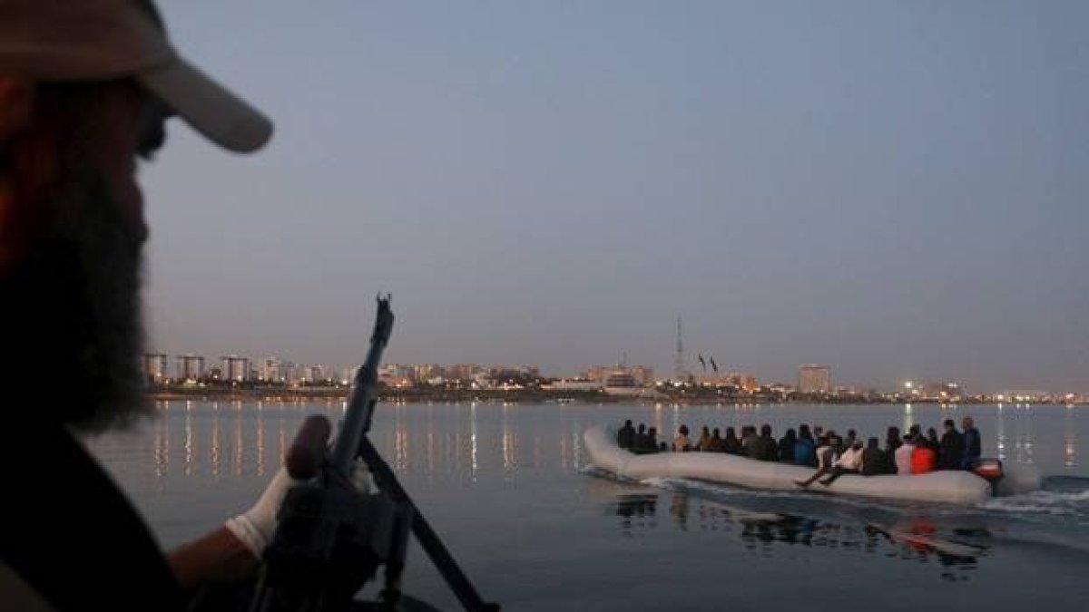 Un grupo de refugiados, tras ser detenidos en el puerto de Tripoli, Libia.-REUTERS / HANI AMARA