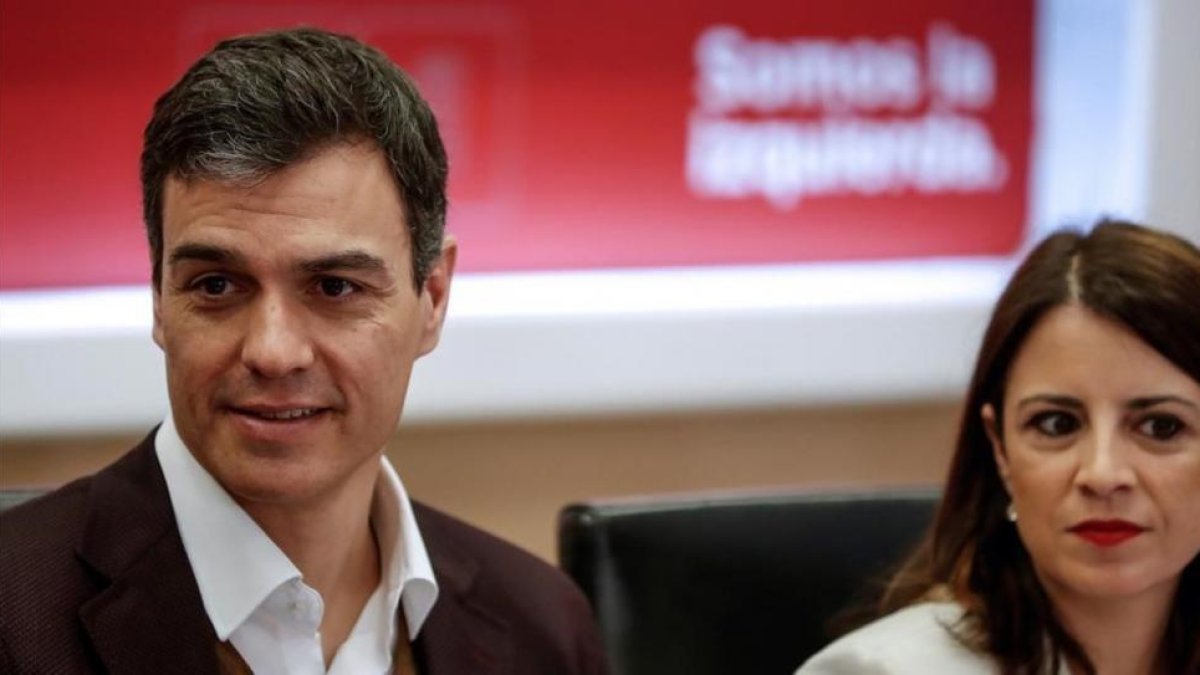 Pedro Sánchez y Adriana Lastra, el pasado 12 de marzo en la sede del PSOE.-PERIODICO (EFE / EMILIO NARANJO)