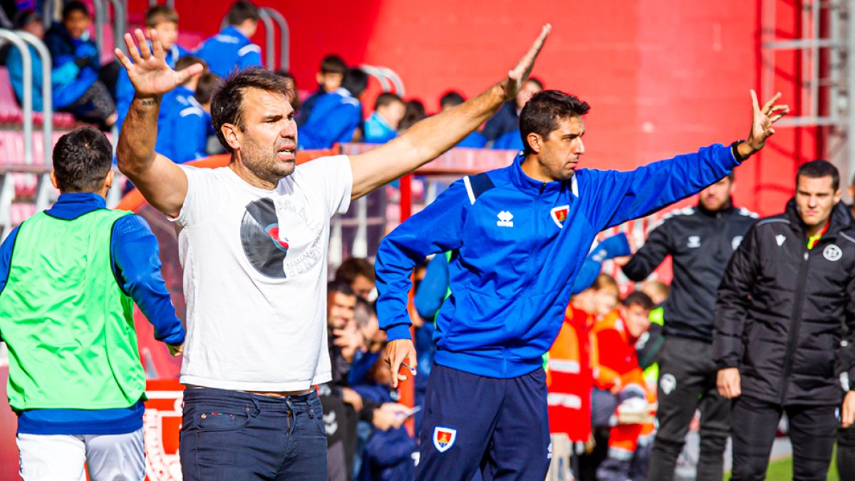 Iñaki Bea con su segundo, Pablo Ayuso. MARIO TEJEDOR
