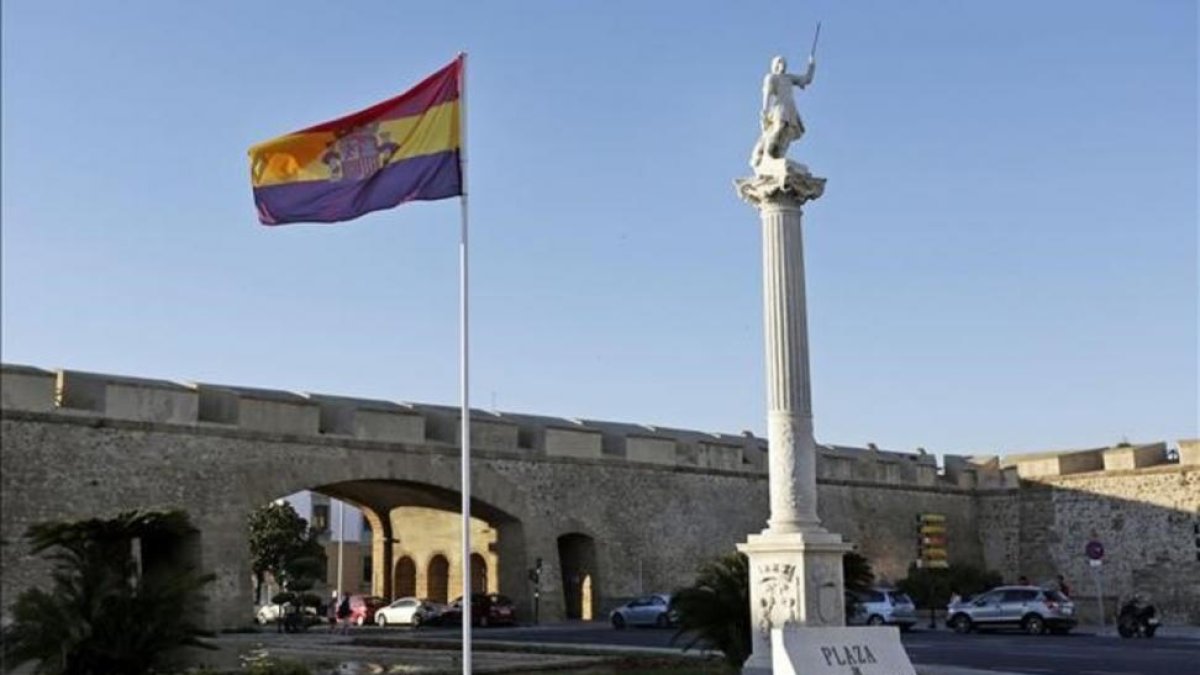 La bandera republicana izada en la Plaza Constitución de Cádiz.-ROMÁN RÍOS