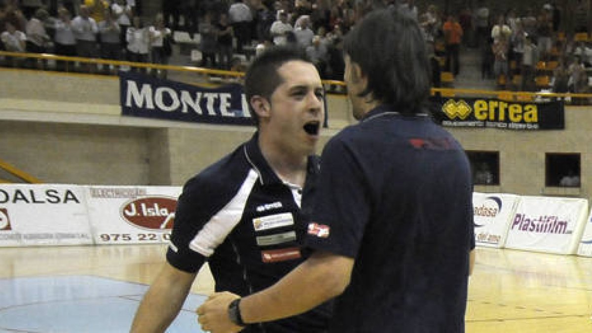 Álvaro Martín durante un partido de la pasada temporada. / VALENTÍN GUISANDE-