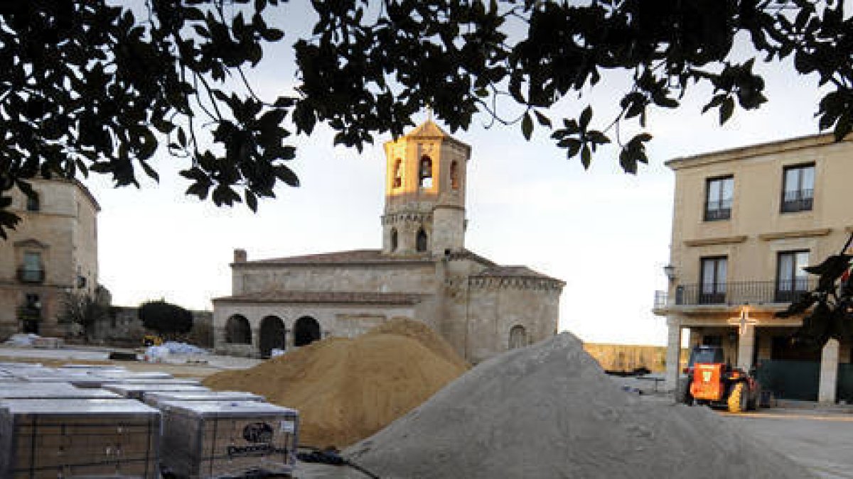 Obras en la plaza Mayor de Almazán. / ÚRSULA SIERRA-
