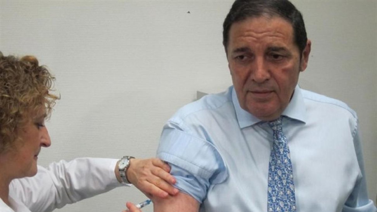 El consejero de Sanidad acude a vacunación.-EUROPA PRESS