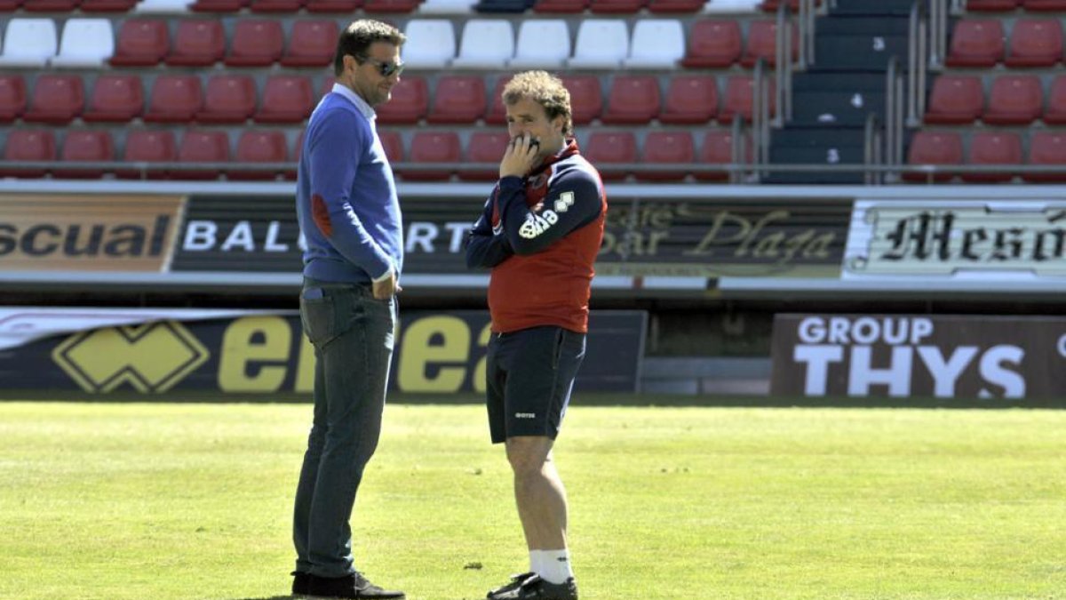 César Palacios y Jagoba Arrasate charlan en el césped del campo de Los Pajaritos y el lunes de desvelará el futuro del técnico.-Valentín Guisande