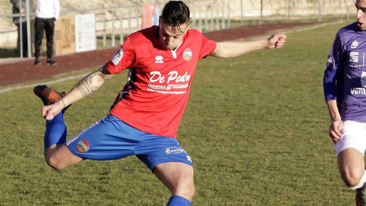 El Uxama se llevó los puntos del derbi. HDS