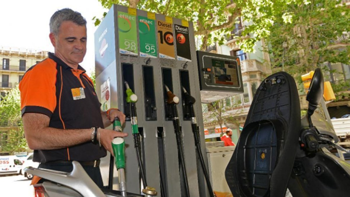 Repostaje de una motocicleta en una gasolinera de Barcelona.-MÓNICA TUDELA