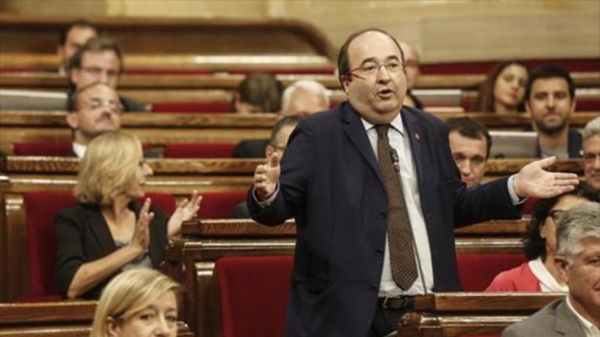 El primer secretario del PSC, Miquel Iceta, en el Parlament.-JULIO CARBÓ