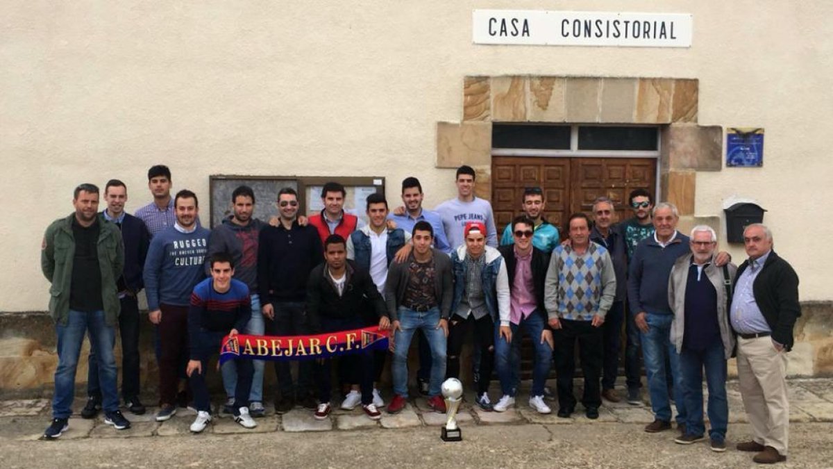 La familia del Abejar con los representantes municipales en el Ayuntamiento de la localidad.-Abejar C.F.