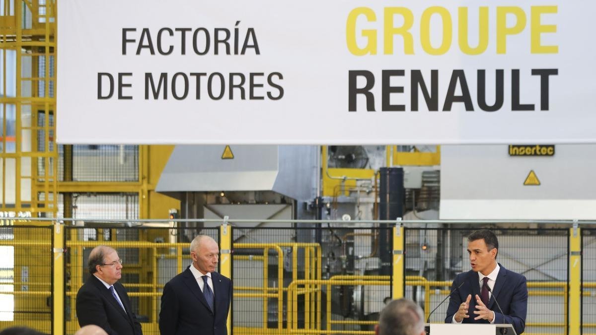 Juan Vicente Herrera, Thierry Bolloré y Pedro Sánchez, durante su visita a la planta de aluminio de Renault.-MIGUEL ÁNGEL SANTOS / PHOTOGENIC 1 2