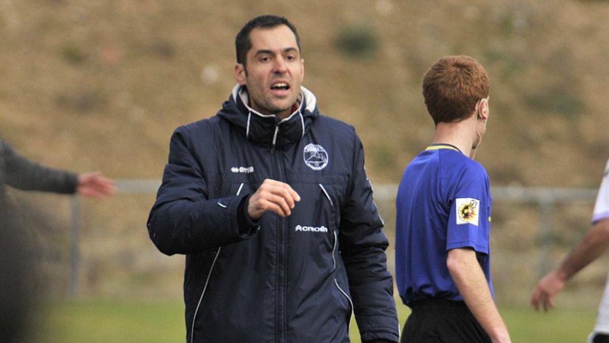 El técnico del Sporting Uxama, Fran Valero.-DIEGO MAYOR