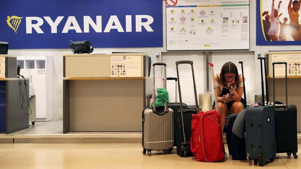 Ocu y Facua piden al gobierno que investigue el abusivo cobro de equipaje de mano de Ryanair /-REUTERS / SUSANA VERA