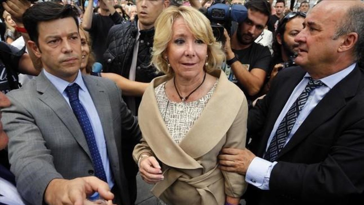 La presidenta del PP de Madrid, Esperanza Aguirre, en los juzgados de Plaza Castilla, junto a Beltrán Gutierrez Moliner (derecha).-AGUSTÍN CATALÁN