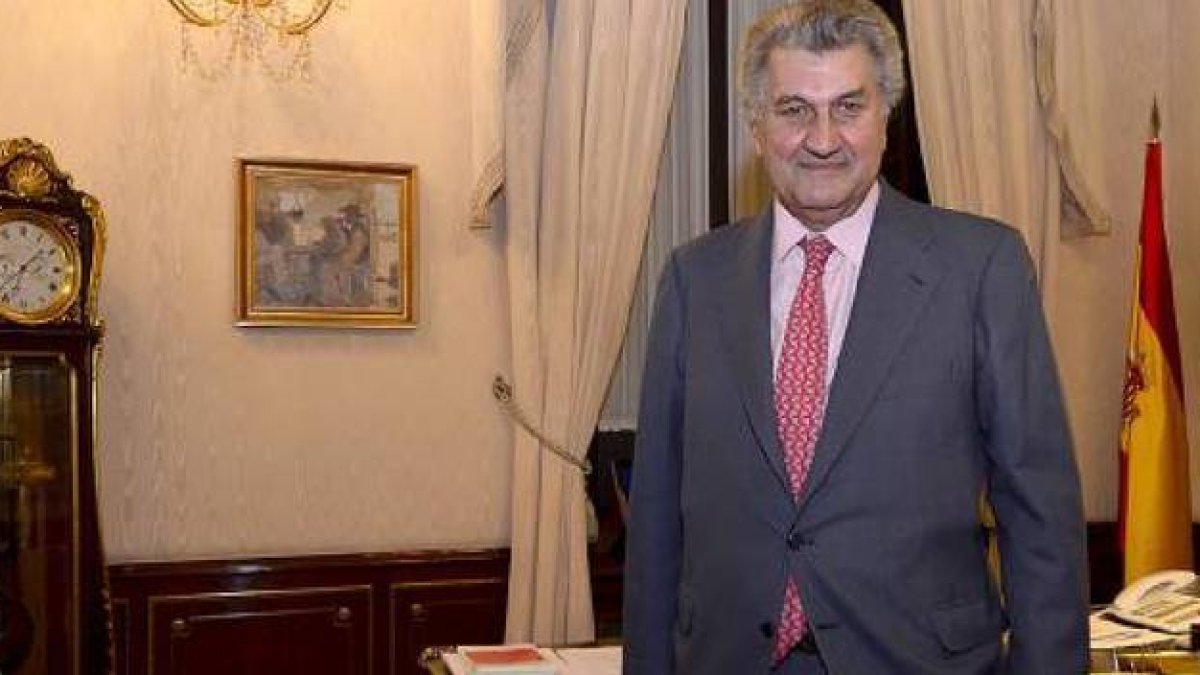 El político soriano de pie junto a la mesa de su despacho. / VALENTÍN GUISANDE-