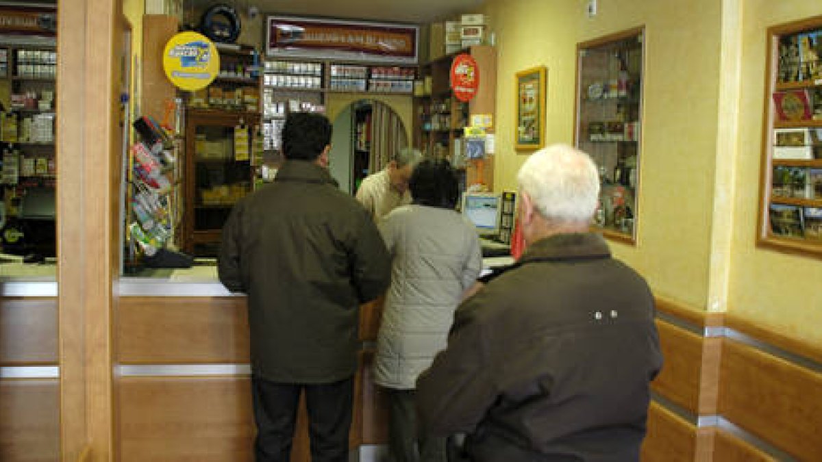 Unos clientes compran tabaco en una expendeduría del centro de la capital soriana. / ÁLVARO MARTÍNEZ-