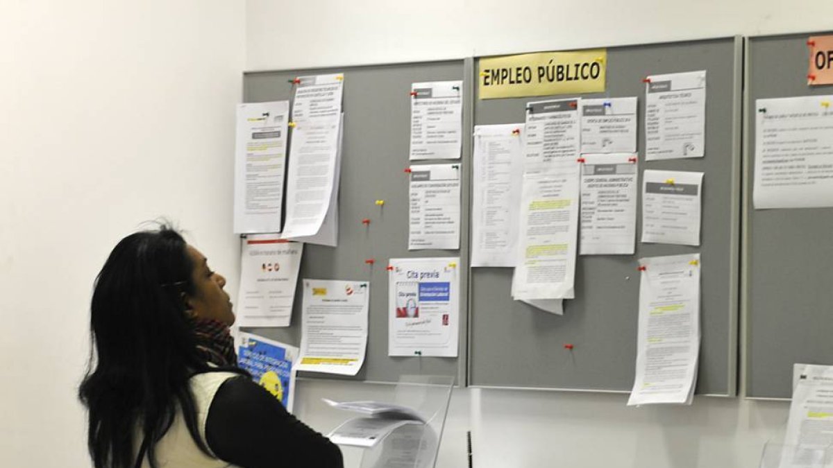 Una mujer consulta ofertas de empleo en el Ecyl deSoria, en una imagen de archivo.-VALENTÍN GUISANDE