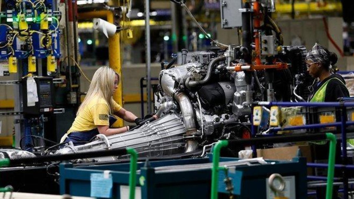 Trabajadores de una planta de General Motors en Flint, Michigan.-AFP / JEFF KOWALSKY
