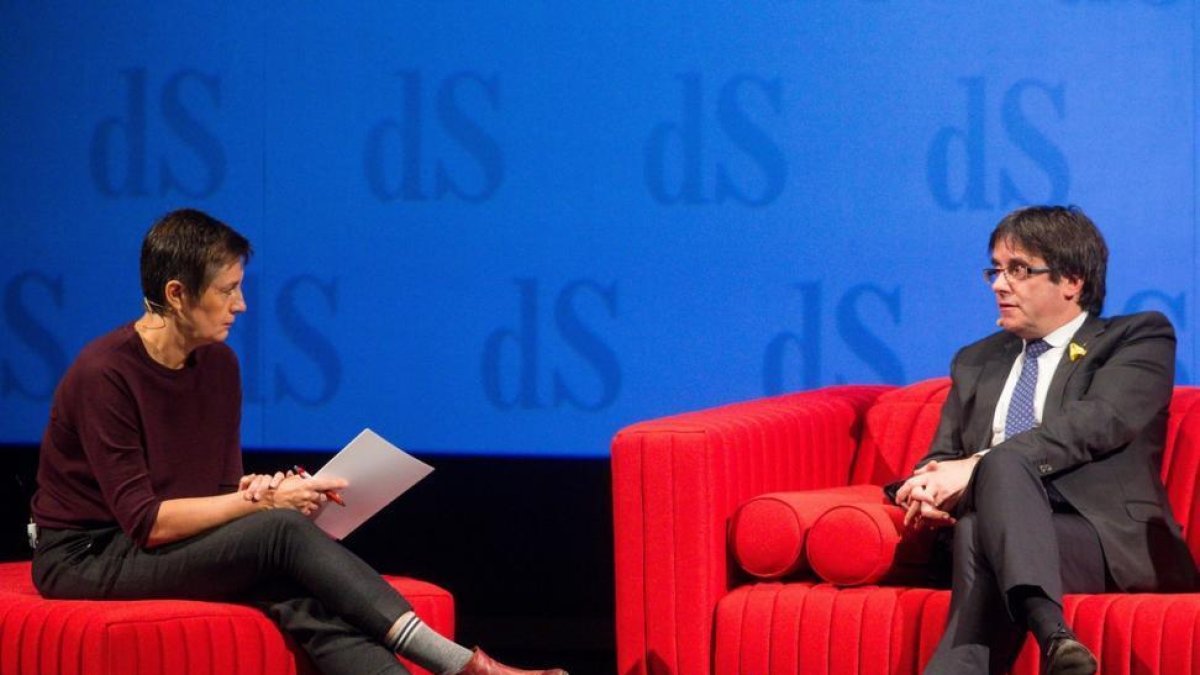 Carles Puigdemont, durante la entrevista en un teatro de Amberes.-/ STEPHANIE LECOCQ (EPA)