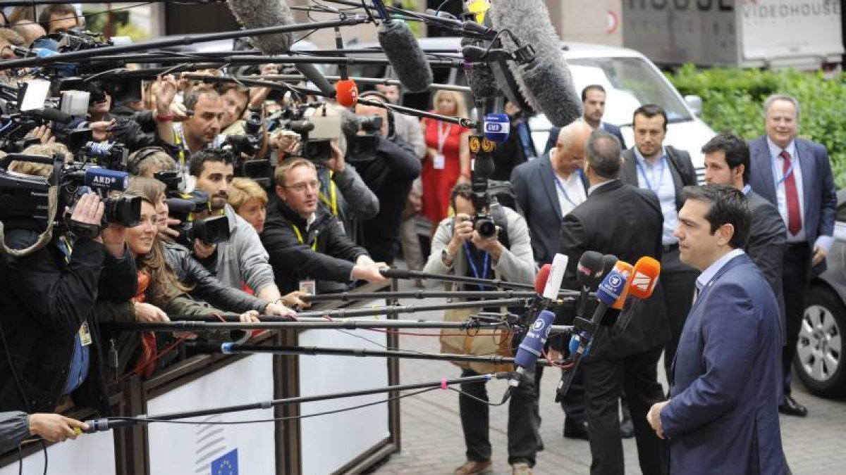 Alexis Tsipras atiende a los medios de comunicación antes de la reunión con el eurogrupo.-Foto: EFE