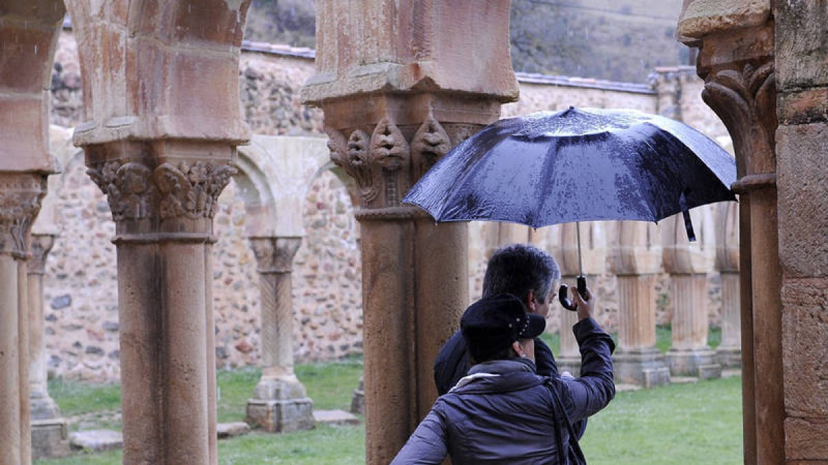 Turistas en los arcos de San Juan de Duero-