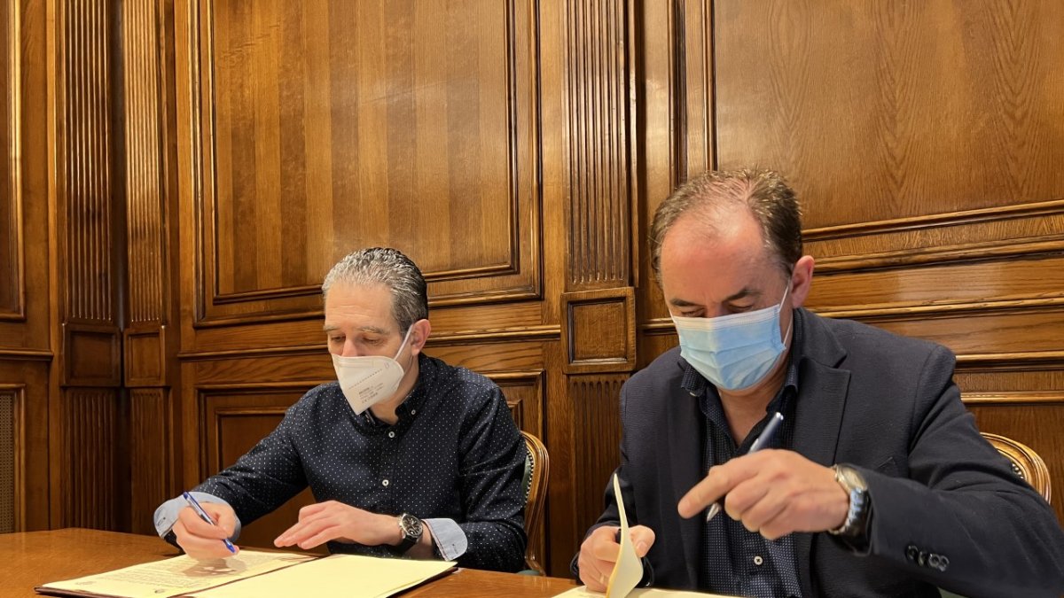 Manuel Acero, del Club Bádminton Soria, y Benito Serrano, presidente de la Diputación, firman el convenio de colaboración. HDS